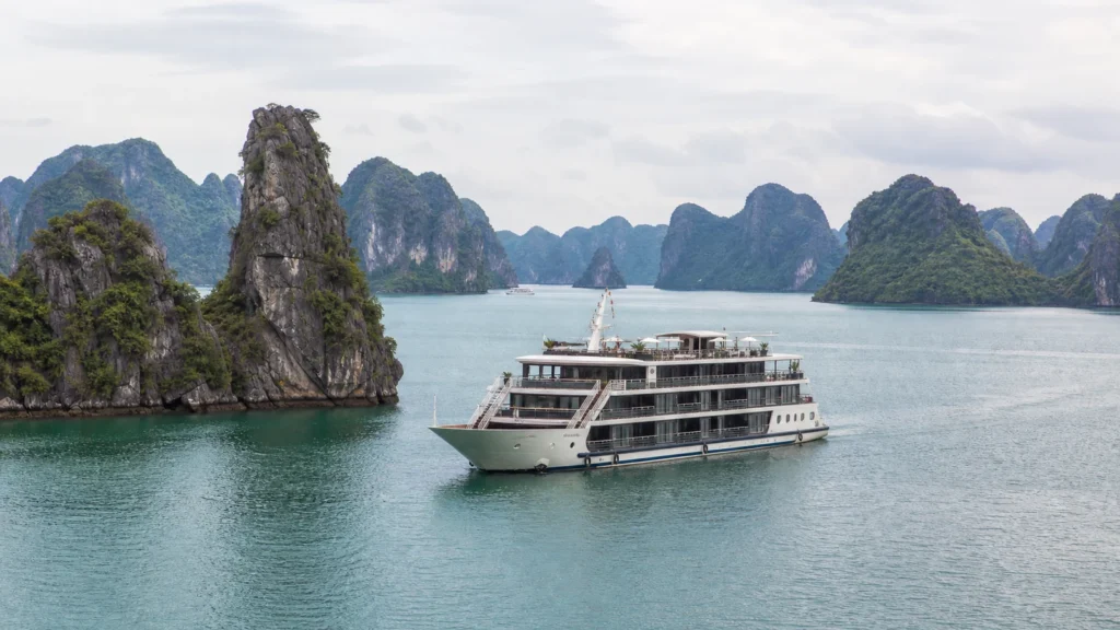Cover image for the Ha Long neighbourhood guide